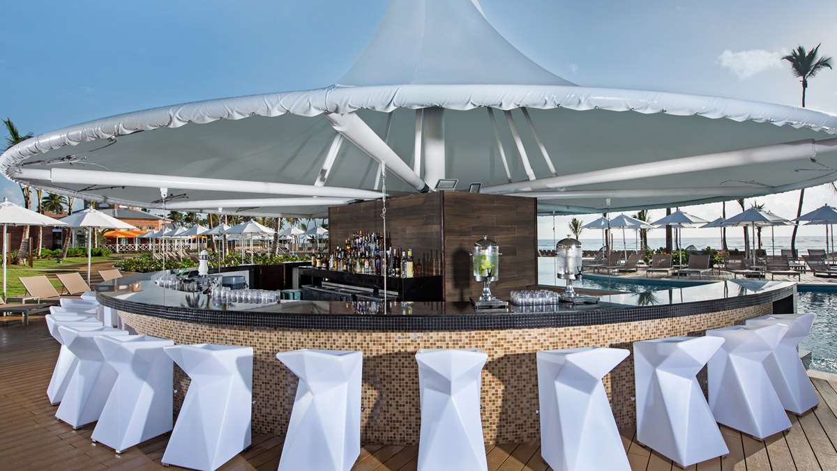 Open Kiosk on the pool side bar at Sensatori Punta Cana luxury resort | Karisma Hotels & Resorts®