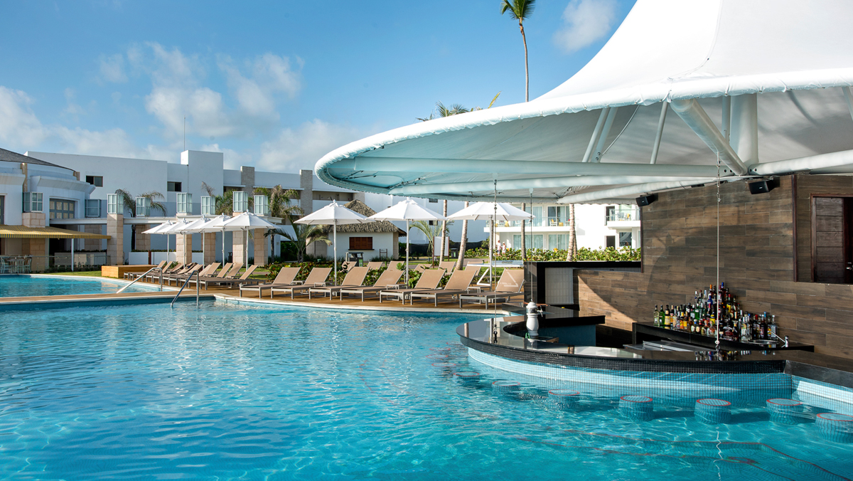 Fantastic swim up bar at Sensatori Punta Cana luxury resort | Karisma Hotels & Resorts®