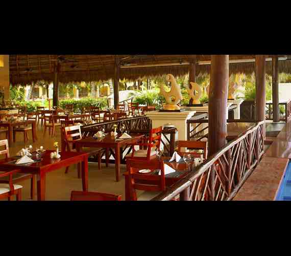 Picture of the La Isla restaurant with a view of the resorts aqua pools | El Dorado Royal