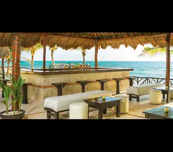 Beautiful view of the outdoors bar Gaviola’s Seashore overseen the Riviera Maya Ocean | El Dorado Royal