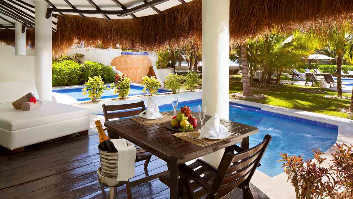 Elegant presidential studio swim up suite | El Dorado Casitas Royale | Riviera Maya